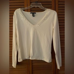 White beaded light weight sweater🤍☕️📚🍂